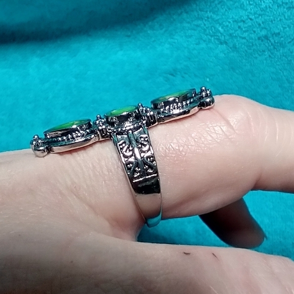 Silvertone large green stone decorative intricate ring - Picture 4 of 5
